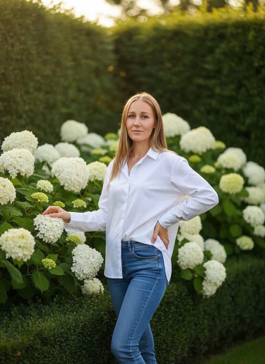Лениза Ягафарова среди гортензий